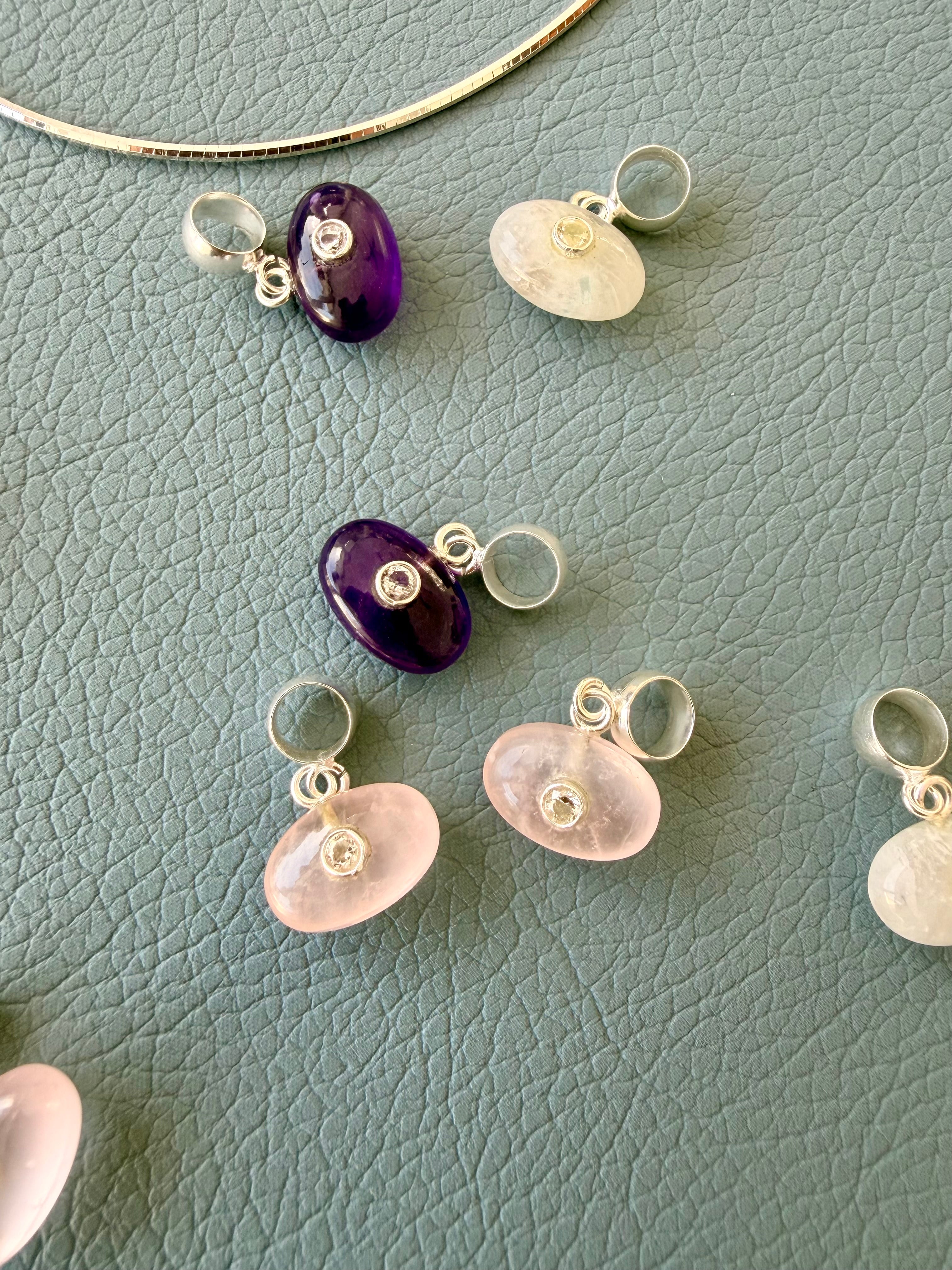 Liz pendant